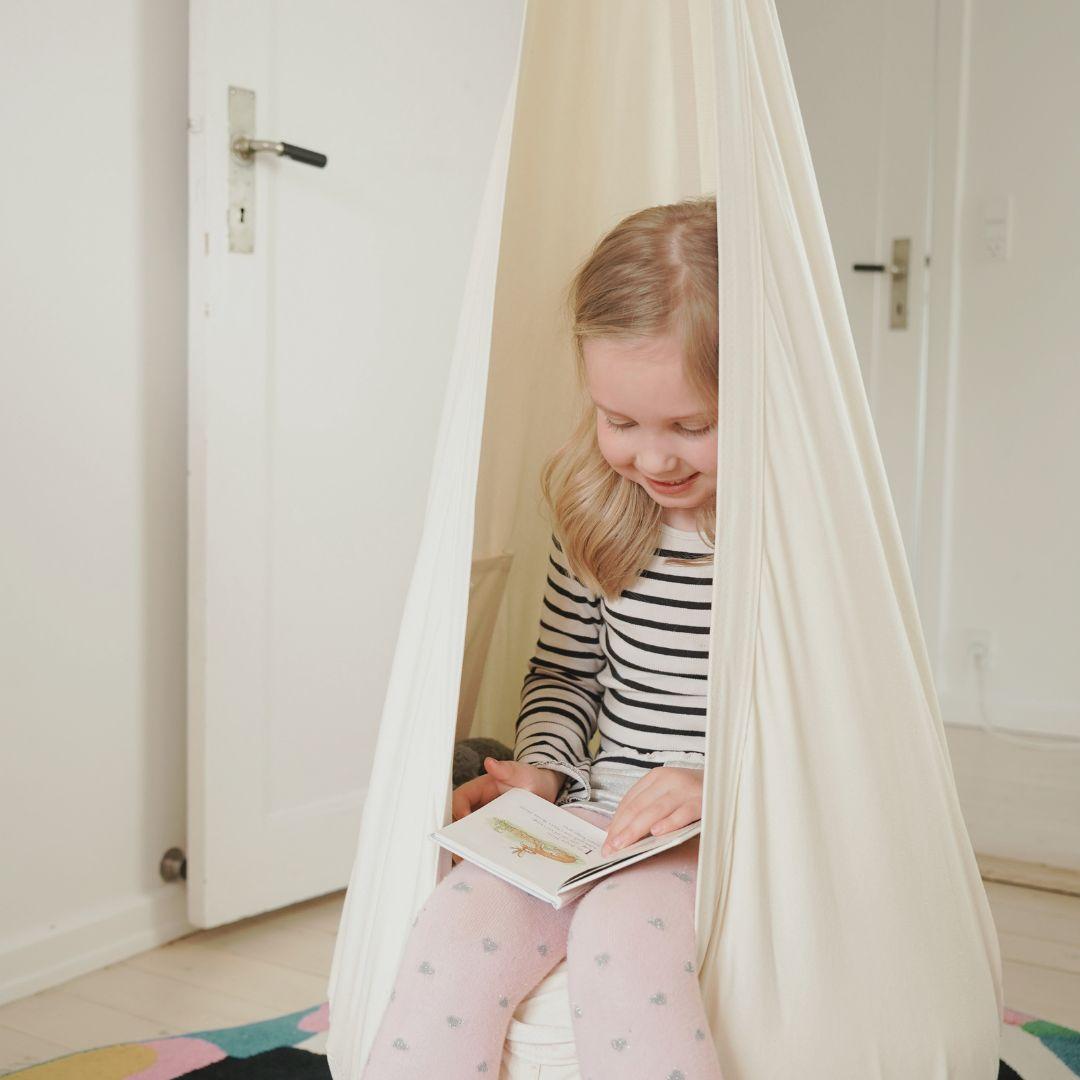 Softnest Copenhagen hængehule i beige hængt op i børneværelset