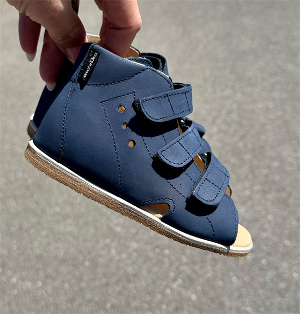 Aurelka sandal i navy med ekstra støtte til børnefødder